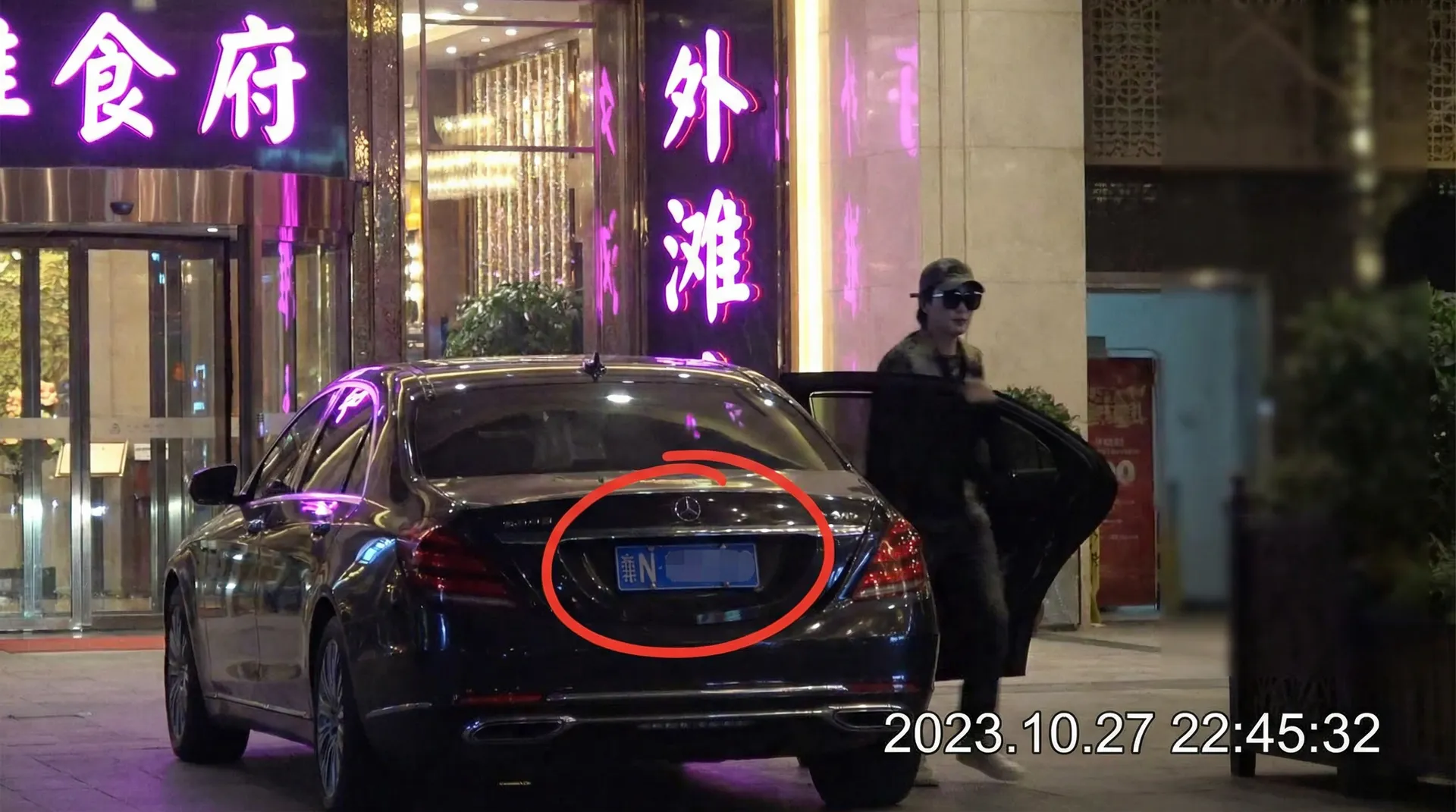 杏彩体育官网官网 - 豪车餐厅外偷拍